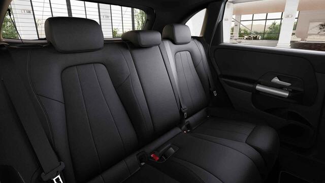 Mercedes-Benz B-KLASSE 180 Luxury Line | Trekhaak | Panoramadak | Widescreen | Stoelverwarming | Achteruitrijcamera |