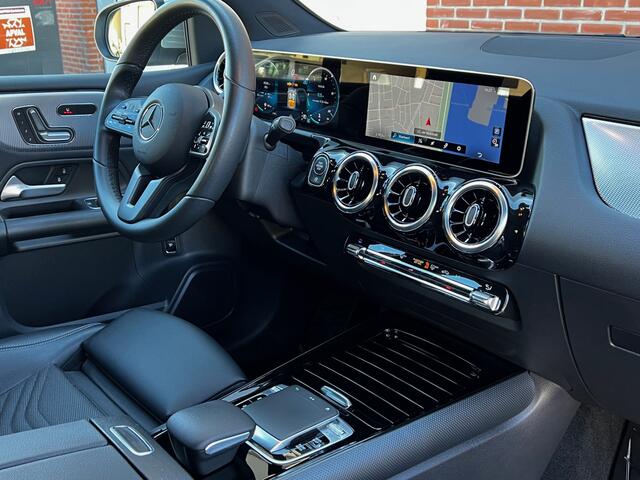 Mercedes-Benz B-KLASSE 180 Business Sol Luxury Automaat | Uniek 44000KM! | Navigatie | Camera | Leder Sport Int | Rij - Park Assist | Intellig licht syst | 16"LM Velgen | Mod 2020 | 1e Eigenaar!