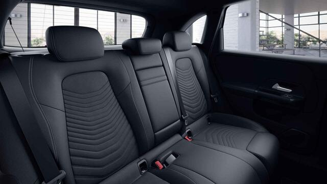 Mercedes-Benz B-KLASSE 180 Business Solution | Trekhaak | Achteruitrijcamera | Stoelverwarming | Widescreen |