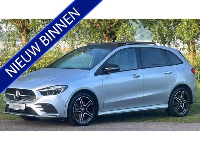 Mercedes-Benz B-KLASSE 250 e AMG Line 7.400KM!! 1e EIGENAAR!! NAVIGATIE PREMIUM, DAB RADIO, STOELVERWARMING, STUURVERWARMING, SFEERVERLICHTING, ELEC. PANORAMADAK, DODEHOEK ASSIST, ELEC. ACHTERKLEP, PARKEERHULP V/A, ACHTERUITRIJCAMERA, LED LICHT, 18"AMG-VELGEN, ENZ. ENZ. FULL OP