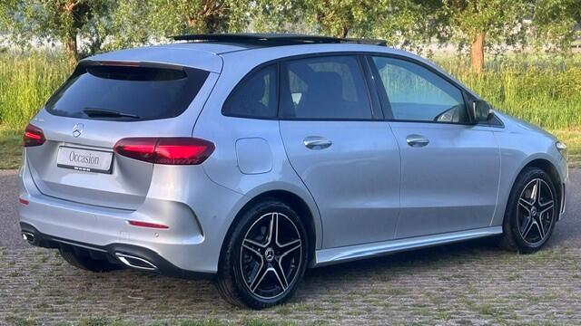 Mercedes-Benz B-KLASSE 250 e AMG Line 7.400KM!! 1e EIGENAAR!! NAVIGATIE PREMIUM, DAB RADIO, STOELVERWARMING, STUURVERWARMING, SFEERVERLICHTING, ELEC. PANORAMADAK, DODEHOEK ASSIST, ELEC. ACHTERKLEP, PARKEERHULP V/A, ACHTERUITRIJCAMERA, LED LICHT, 18"AMG-VELGEN, ENZ. ENZ. FULL OP