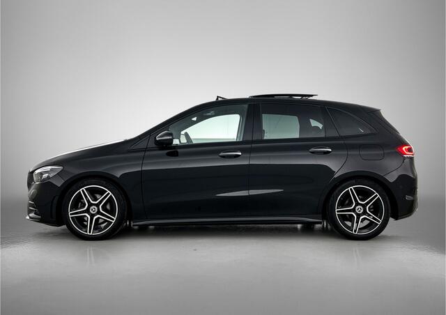 Mercedes-Benz B-KLASSE 180 Business Solution AMG AMG Line | Night Pakket | Panorama Schuif-Kanteldak | Memory voorstoelen | Achteruitrijcamers. Inclusief 24 maanden MB Certified garantie voor Europa.