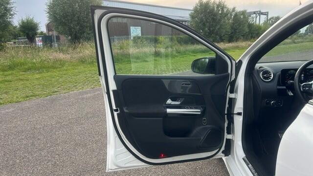 Mercedes-Benz B-KLASSE 200 BUSINESS SOLUTION AMG 29.000KM!! NAVIGATIE PREMIUM, APPLE CARPLAY, STOELVERWARMING, SFEERVERLICHTING, DODEHOEK ASSIST, RIJBAAN ASSIST, ELEC. ACHTERKLEP, PARKEERHULP, ACHTERUITRIJCAMERA, LED-LICHT, 18"AMG-VELGEN, ENZ. ENZ. FULL OPTIONS!!