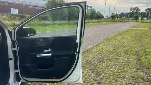 Mercedes-Benz B-KLASSE 200 BUSINESS SOLUTION AMG 29.000KM!! NAVIGATIE PREMIUM, APPLE CARPLAY, STOELVERWARMING, SFEERVERLICHTING, DODEHOEK ASSIST, RIJBAAN ASSIST, ELEC. ACHTERKLEP, PARKEERHULP, ACHTERUITRIJCAMERA, LED-LICHT, 18"AMG-VELGEN, ENZ. ENZ. FULL OPTIONS!!
