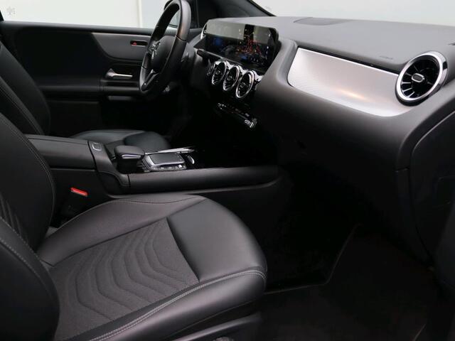 Mercedes-Benz B-KLASSE 180 Business Solution Ledkoplampen | Parkeerpakket met achteruitrijcamera | Stoelverwarming | Licht- en zicht pakket | Elektrisch inklapbare buitenspiegels. Inclusief 24 maanden MB Certified garantie voor Europa.