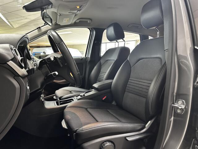 Mercedes-Benz B-KLASSE 180 Ambition/ Automaat/ Trekhaak/ Apple + Android/ Sportstoelen/ Keyless-GO/ 18'' LMV/ PDC V+A/ LED Koplampen/ Bluetooth/ Extra getint glas/ Half-Leder.