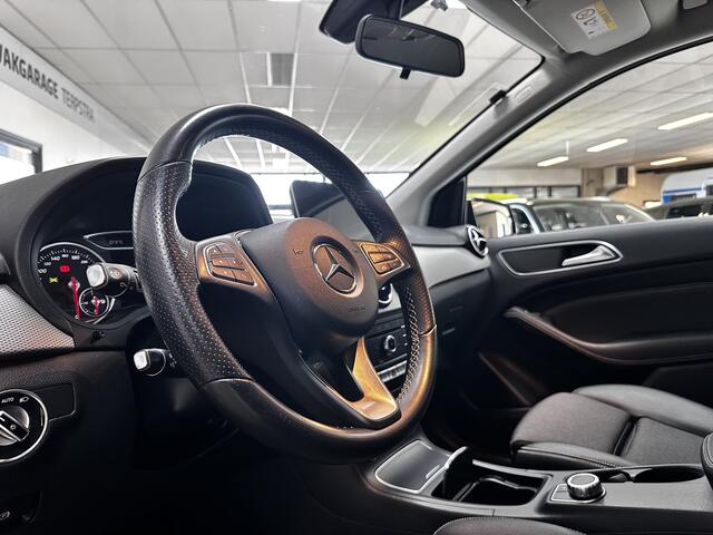 Mercedes-Benz B-KLASSE 180 Ambition/ Automaat/ Trekhaak/ Apple + Android/ Sportstoelen/ Keyless-GO/ 18'' LMV/ PDC V+A/ LED Koplampen/ Bluetooth/ Extra getint glas/ Half-Leder.