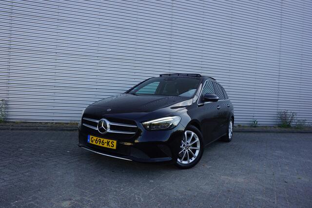 Mercedes-Benz B-KLASSE 220 Launch Edition Premium Plus Climate / Navi / Pano / Camera / Stoelverw. / Sfeerverl. / Memory / Trekhaak / Lm velgen / NAP