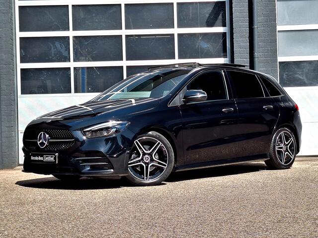 Mercedes-Benz B-KLASSE 180 Business Solution AMG | Panoramadak | Trekhaak Afneembaar | Night Pakket | Achteruitrijcamera | Memory Pakket | Sfeerverlichting | Stoelverwarming | Advanced Sound System | Dodehoekassistentie | Multibeam LED | Keyless-GO | Elektrisch Bedienbare Achte