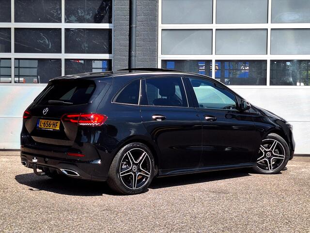 Mercedes-Benz B-KLASSE 180 Business Solution AMG | Panoramadak | Trekhaak Afneembaar | Night Pakket | Achteruitrijcamera | Memory Pakket | Sfeerverlichting | Stoelverwarming | Advanced Sound System | Dodehoekassistentie | Multibeam LED | Keyless-GO | Elektrisch Bedienbare Achte