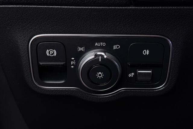 Mercedes-Benz B-KLASSE 180 Business Solution AMG (PANORAMADAK, STOELVERWARMING, CAMERA, NAVIGATIE)