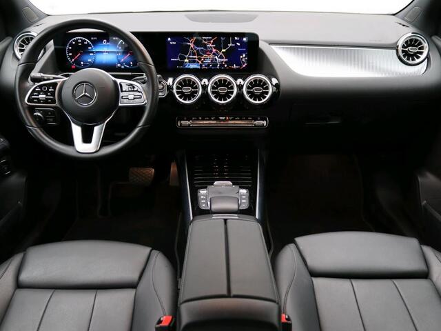Mercedes-Benz B-KLASSE 180 Business Solution Luxury Ledkoplampen | Parkeerpakket met achteruitrijcamera | Sfeerverlichting | Easy-Pack achterklep | Stoelverwarming. Inclusief 24 maanden MB Certified garantie voor Europa.