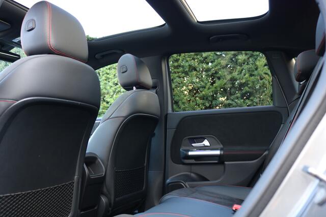 Mercedes-Benz B-KLASSE 200 Aut AMG Pakket AMG NightPakket (Panoramadak Sportleder Navi/Camera Sfeer Trekhaak Full-Led PrivacyGlass Pdc V+A)
