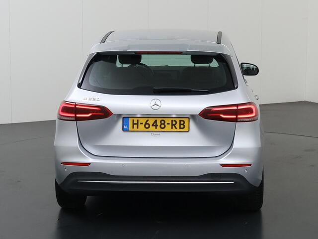 Mercedes-Benz B-KLASSE 220 Launch Edition Premium | 190Pk | Trekhaak 1600kg geremd | Augmented Reality | Sfeerverlichting | Achteruitrijcamera | Apple-/Android Carplay | Stoelverwarming | Elektrische achterklep |