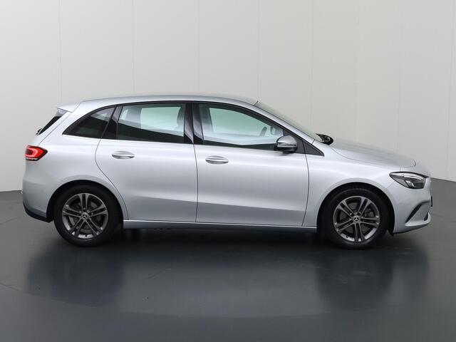 Mercedes-Benz B-KLASSE 220 Launch Edition Premium | 190Pk | Trekhaak 1600kg geremd | Augmented Reality | Sfeerverlichting | Achteruitrijcamera | Apple-/Android Carplay | Stoelverwarming | Elektrische achterklep |
