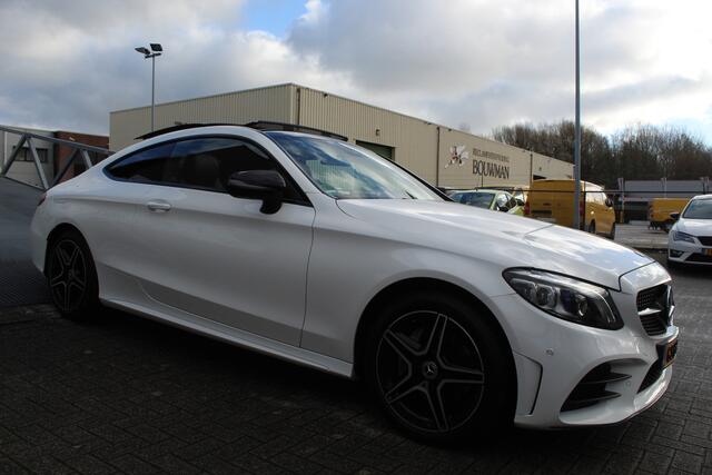 Mercedes-Benz C-KLASSE Coupé 200 AMG Line Night Edition NIEUW MODEL Automaat Panoramadak/Sfeerverlichting/Apple Carplay/Achteruitrijcamera/Stoelverwarming/Led koplampen/Cruise control