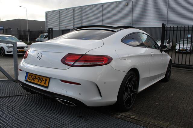 Mercedes-Benz C-KLASSE Coupé 200 AMG Line Night Edition NIEUW MODEL Automaat Panoramadak/Sfeerverlichting/Apple Carplay/Achteruitrijcamera/Stoelverwarming/Led koplampen/Cruise control