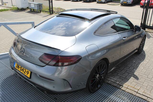 Mercedes-Benz C-KLASSE Coupé 200 Prestige AMG Automaat/Panoramadak/Navigatie/Cruise control/Voorstoelen elektrisch verstelbaar+verwarmbaar/Kleppensysteem/Buitenpiegels inklapbaar/360 camera/Led koplampen adaptief/Alarm klasse 3/Parkeersensoren