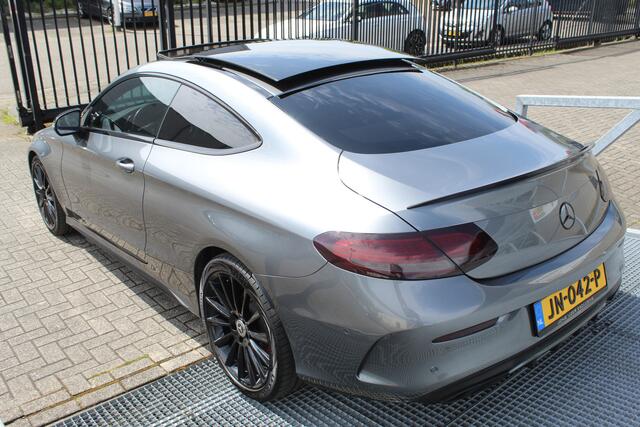 Mercedes-Benz C-KLASSE Coupé 200 Prestige AMG Automaat/Panoramadak/Navigatie/Cruise control/Voorstoelen elektrisch verstelbaar+verwarmbaar/Kleppensysteem/Buitenpiegels inklapbaar/360 camera/Led koplampen adaptief/Alarm klasse 3/Parkeersensoren