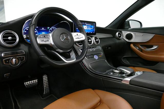 Mercedes-Benz C-KLASSE Cabrio 180 AMG Line / Airscarf - nekverwarming / Stoelverwarming / Apple Carplay - Andriod Auto / 360 graden camera / Dodehoek sensor / Digitaal instrumentenpaneel / Agility Select / LED High Performance / Lederen bekleding / Navigatie / Cruise Control / 