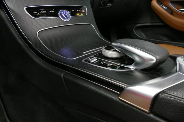 Mercedes-Benz C-KLASSE Cabrio 180 AMG Line / Airscarf - nekverwarming / Stoelverwarming / Apple Carplay - Andriod Auto / 360 graden camera / Dodehoek sensor / Digitaal instrumentenpaneel / Agility Select / LED High Performance / Lederen bekleding / Navigatie / Cruise Control / 