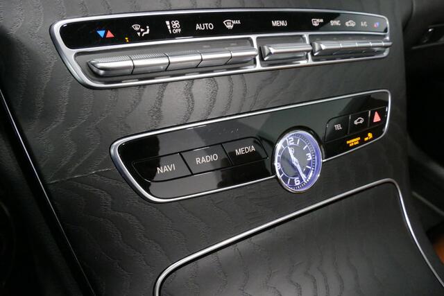 Mercedes-Benz C-KLASSE Cabrio 180 AMG Line / Airscarf - nekverwarming / Stoelverwarming / Apple Carplay - Andriod Auto / 360 graden camera / Dodehoek sensor / Digitaal instrumentenpaneel / Agility Select / LED High Performance / Lederen bekleding / Navigatie / Cruise Control / 