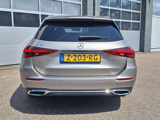 Mercedes-Benz C-KLASSE Estate 180 Luxury Line Mercedes-Benz C Estate 180 Luxury Line | Winter Pakket | Panoramadak | Privacy Glas Achter | Dodehoekassistent | Apple CarPlay | Android Auto | Elektrisch Verstelbare Voorstoelen + Memory | Sfeerverlichting | Stoelverwarming | Stuur