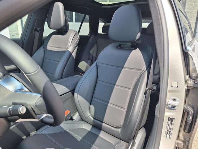 Mercedes-Benz C-KLASSE Estate 180 Luxury Line Mercedes-Benz C Estate 180 Luxury Line | Winter Pakket | Panoramadak | Privacy Glas Achter | Dodehoekassistent | Apple CarPlay | Android Auto | Elektrisch Verstelbare Voorstoelen + Memory | Sfeerverlichting | Stoelverwarming | Stuur