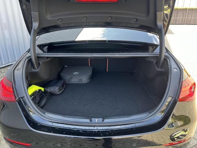 Mercedes-Benz C-KLASSE 300 e | Panoramadak | Distronic | Luxury | Stoelverwarming | Achteruitrijcamera | Sfeerverlichting | Apple & Android Carplay