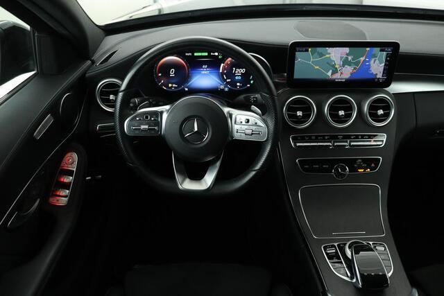 Mercedes-Benz C-KLASSE 300e AMG Night | Carplay | 360 camera | Trekhaak | Stoelverwarming | Keyless | Leder/Alcantara | Full LED | Navigatie