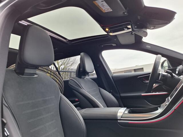 Mercedes-Benz C-KLASSE Estate 300 e AMG Line Plug in Hybrid PHEV | Panodak | Trekhaak af Fabriek | Adaptive Cruise | Elektrische Stoelen met Memory | Carplay | Sfeerverlichting | MBUX | Navigatie | 360 Camera | DAB | Virtual |