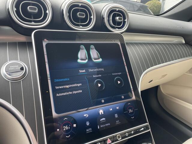 Mercedes-Benz C-KLASSE Estate 300 e Luxury Line | Beige Leder | Winter Pakket | Panoramadak | Trekhaak | DIGITAL LIGHT | DISTRONIC Afstandsassistent | 360° Camera | Stuurverwarming | Apple CarPlay | Android Auto | Elektrisch Verstelbare Stoelen + Memory