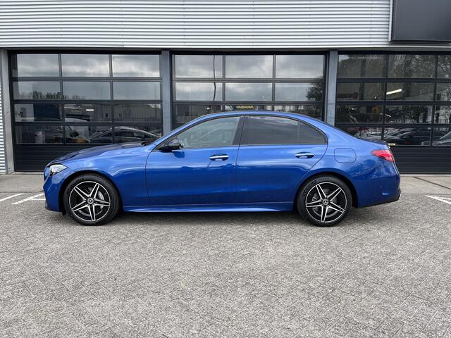 Mercedes-Benz C-KLASSE 300 e AMG Line | Premium Pakket | Night Pakket | Winter Pakket | Panoramadak | Augmented Reality voor Navigatie | DIGITAL LIGHT | 360° Camera | Elektrisch Verstelbare Stoelen + Memory | Stuurverwarming | Sfeerverlichting | Apple CarPlay | Android Auto