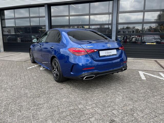 Mercedes-Benz C-KLASSE 300 e AMG Line | Premium Pakket | Night Pakket | Winter Pakket | Panoramadak | Augmented Reality voor Navigatie | DIGITAL LIGHT | 360° Camera | Elektrisch Verstelbare Stoelen + Memory | Stuurverwarming | Sfeerverlichting | Apple CarPlay | Android Auto