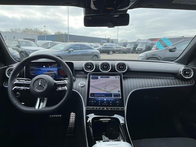 Mercedes-Benz C-KLASSE 300 e AMG Line | Premium Pakket | Night Pakket | Winter Pakket | Panoramadak | Augmented Reality voor Navigatie | DIGITAL LIGHT | 360° Camera | Elektrisch Verstelbare Stoelen + Memory | Stuurverwarming | Sfeerverlichting | Apple CarPlay | Android Auto