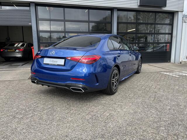 Mercedes-Benz C-KLASSE 300 e AMG Line | Premium Pakket | Night Pakket | Winter Pakket | Panoramadak | Augmented Reality voor Navigatie | DIGITAL LIGHT | 360° Camera | Elektrisch Verstelbare Stoelen + Memory | Stuurverwarming | Sfeerverlichting | Apple CarPlay | Android Auto