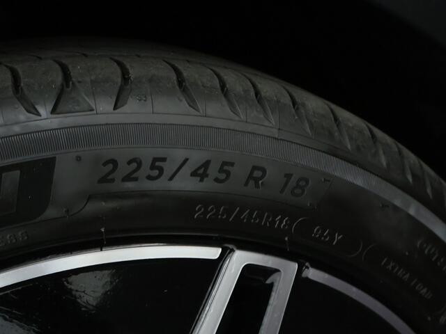 Mercedes-Benz C-KLASSE 300 e Business Solution AMG | Trekhaak | Nightpakket | Parkeerpakket met achteruitrijcamera | Dodehoekassistent | Antidiefstalpakket GUARD 360° Plus | KEYLESS GO | Memorypakket | Verwarmde stoelen vooraan |