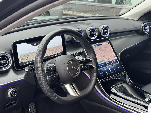 Mercedes-Benz C-KLASSE Estate 300 e AMG Line l Distronic l MBUX l Stoelverwarming l DIGITAL LIGHT l Night pakket l 360 gr Camera l Smart phone integratie l Niveau regeling l Sfeerverlichting l Wegklapbare Trekhaak l Multicontourstoelen l Airco l LEDER ARTICO l