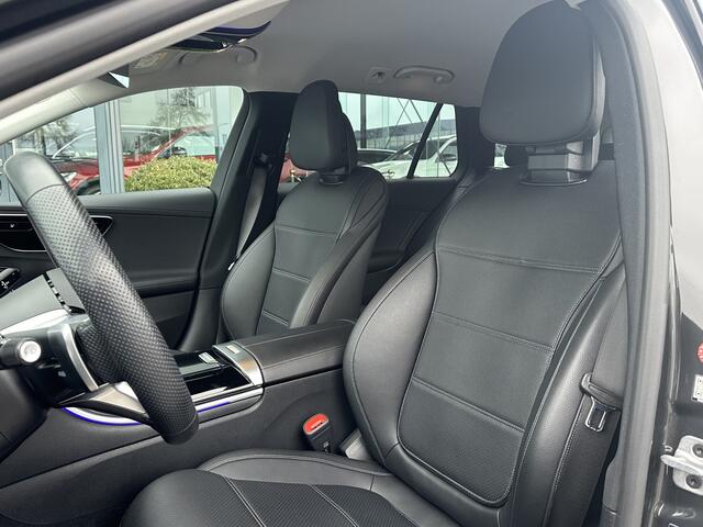 Mercedes-Benz C-KLASSE Estate 300 e AMG Line l Distronic l MBUX l Stoelverwarming l DIGITAL LIGHT l Night pakket l 360 gr Camera l Smart phone integratie l Niveau regeling l Sfeerverlichting l Wegklapbare Trekhaak l Multicontourstoelen l Airco l LEDER ARTICO l