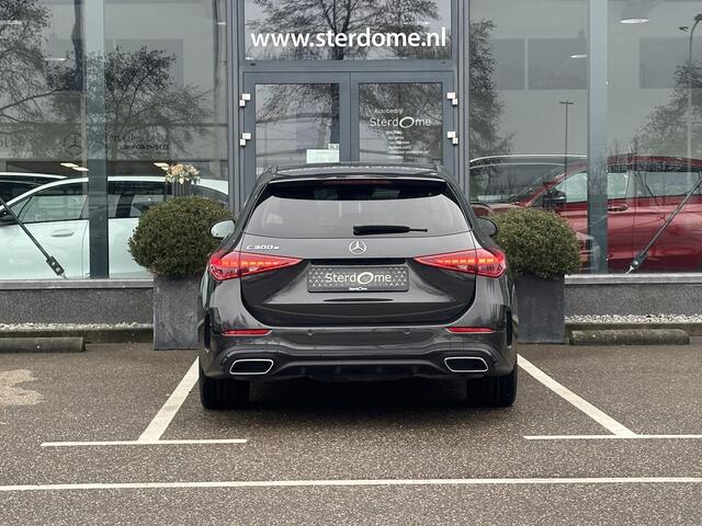 Mercedes-Benz C-KLASSE Estate 300 e AMG Line l Distronic l MBUX l Stoelverwarming l DIGITAL LIGHT l Night pakket l 360 gr Camera l Smart phone integratie l Niveau regeling l Sfeerverlichting l Wegklapbare Trekhaak l Multicontourstoelen l Airco l LEDER ARTICO l