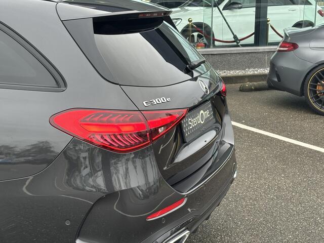 Mercedes-Benz C-KLASSE Estate 300 e AMG Line l Distronic l MBUX l Stoelverwarming l DIGITAL LIGHT l Night pakket l 360 gr Camera l Smart phone integratie l Niveau regeling l Sfeerverlichting l Wegklapbare Trekhaak l Multicontourstoelen l Airco l LEDER ARTICO l