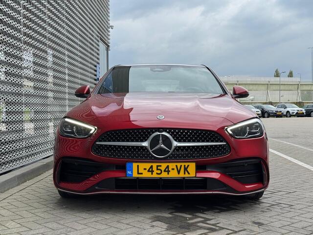 Mercedes-Benz C-KLASSE 180 AMG Line / Navigatie / Pano / Camera / Parkeersensoren V+A / Zwenkbare trekhaak / LED / Lichtmetaal 18 inch /