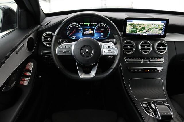 Mercedes-Benz C-KLASSE 300e AMG | Panoramadak | Stoelverwarming | 360 camera | Trekhaak | Carplay | Dodehoek detectie | Matrix LED | Navigatie | Half leder