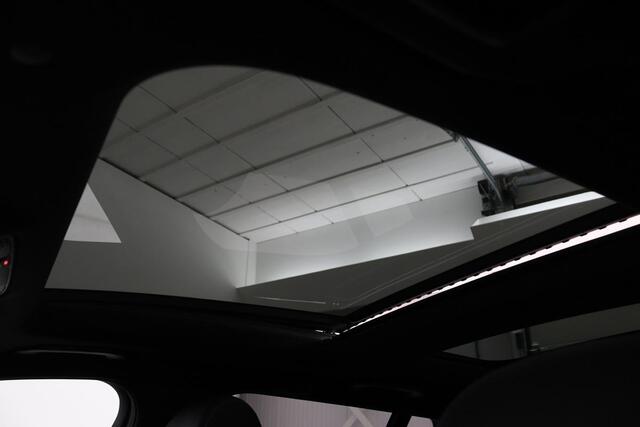 Mercedes-Benz C-KLASSE 300e AMG | Panoramadak | Stoelverwarming | 360 camera | Trekhaak | Carplay | Dodehoek detectie | Matrix LED | Navigatie | Half leder