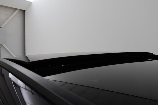 Mercedes-Benz C-KLASSE 300e AMG | Panoramadak | Stoelverwarming | 360 camera | Trekhaak | Carplay | Dodehoek detectie | Matrix LED | Navigatie | Half leder