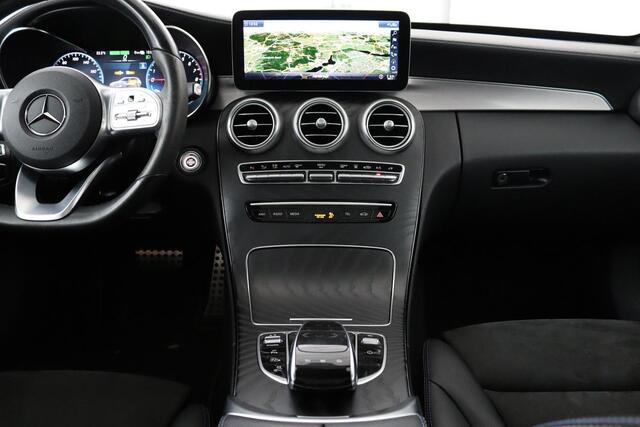 Mercedes-Benz C-KLASSE 300e AMG | Panoramadak | Stoelverwarming | 360 camera | Trekhaak | Carplay | Dodehoek detectie | Matrix LED | Navigatie | Half leder