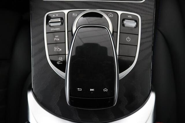 Mercedes-Benz C-KLASSE 300e AMG | Panoramadak | Stoelverwarming | 360 camera | Trekhaak | Carplay | Dodehoek detectie | Matrix LED | Navigatie | Half leder