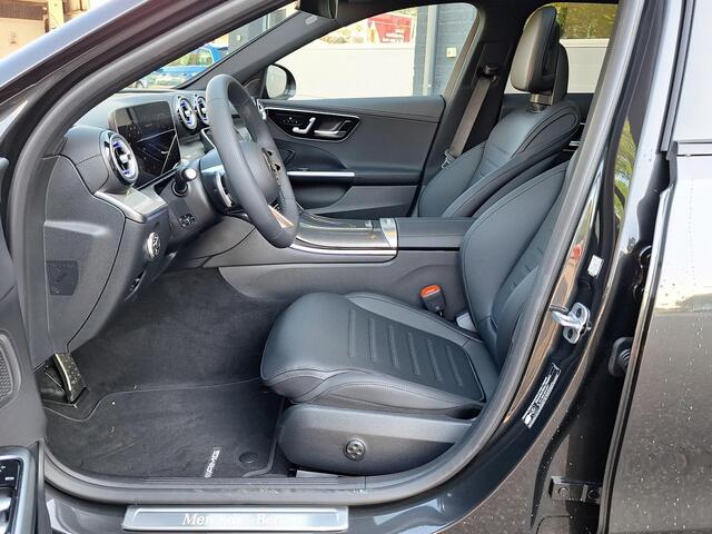 Mercedes-Benz C-KLASSE Estate 300 e Business Solution AMG | Night Pakket | Panoramadak | 360° Camera | Dodehoekassistent | Elektrisch Verstelbare Stoelen + Memory | Elektrische Achterklep | Apple CarPlay | Android Auto | Sfeerverlichting | Stoelverwarming