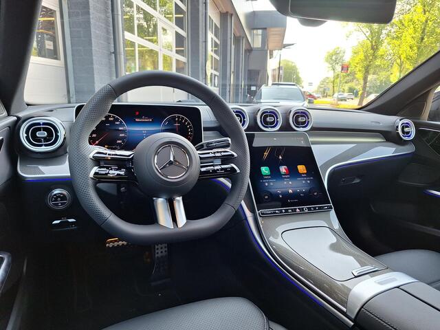 Mercedes-Benz C-KLASSE Estate 300 e Business Solution AMG | Night Pakket | Panoramadak | 360° Camera | Dodehoekassistent | Elektrisch Verstelbare Stoelen + Memory | Elektrische Achterklep | Apple CarPlay | Android Auto | Sfeerverlichting | Stoelverwarming