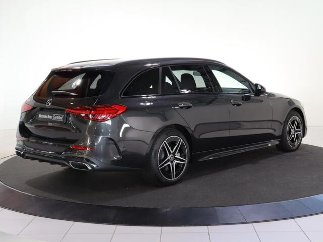 Mercedes-Benz C-KLASSE Estate 300 e AMG Line Night | Grafietgrijs/leder zwart | Dodehoekassistent | Panoramaschuifdak | Smartphone integratie | 18" Vijfspaaks lichtmetalen AMG-velgen